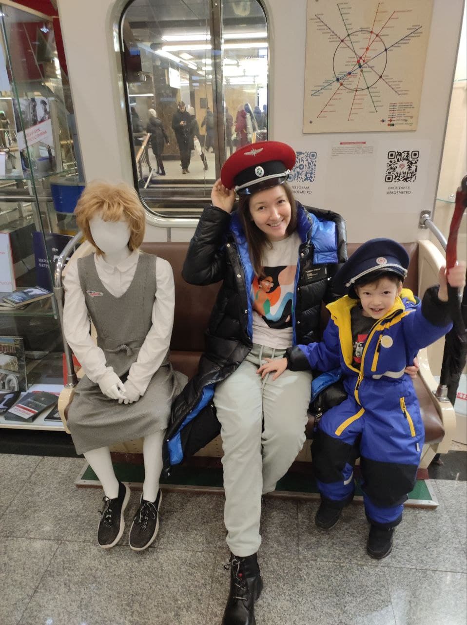 Зиля и Салих в музее метро